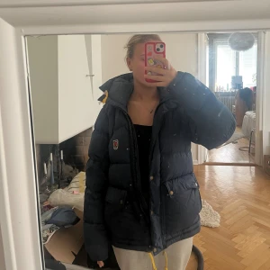 Fjällräven jacka byte - Vill gärna byta min marinblå fjällräven jacka mot en mörkgrön fjällräven köpt förra vintern så använd en vinter men jätte bra skick och inga hål eller dekfekter!🥰 Har en S och vill bra vill gärna byta mot en S också men hade kunnat tänka mig byta mot en M, men kan tänka mig att sälja för 6000 om nån är intresserad av att köpa och inte byta! Tack