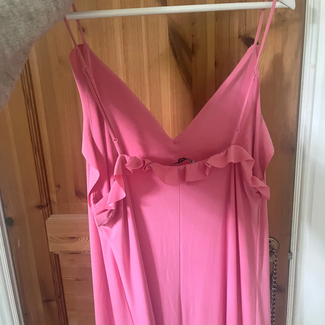 Rosa långklänning med volangdetalj - 1