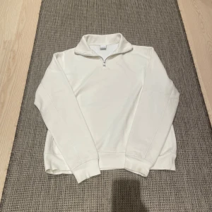 Zara half zip - Hej jag säljer denna fina tröja från Zara. Tröjan är i storleken small och är i bra skick. Den är vit och ganska tjock vilket gör den perfekt nu till hösten. Skriv vid fler frågor!