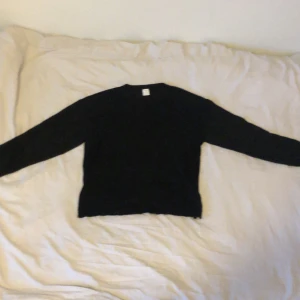 Svart stickad tröja från Lindex - Säljer en svart stickad tröja från Lindex! Tröjan är i mjukt stickat material och sticks inte alls. Passar perfekt till en avslappnad still och uppkläda tillfällen!