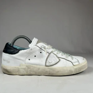 Philippe Model PSRX bianco  - Säljer dessa Philippe model sneakers som är i skick 7/10, det finns inget större fel på skorna utan de är endast i behov av en tvätt för att bli riktigt fräscha, pris kan diskuteras vid snabb affär  