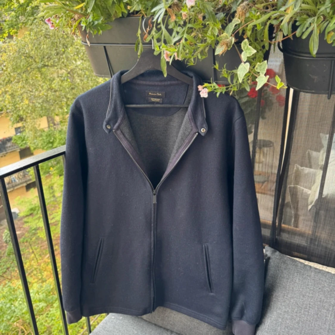 Mörkblå zip från Massimo dutti