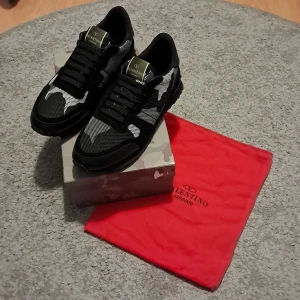 Valentino Rockrunners - Snygga Valentino Garavani Rockrunner sneakers i svart och grått med camouflagemönster.  Kontakta mig vid frågor, storlek 42. Pris är diskuterbart🍂✌️