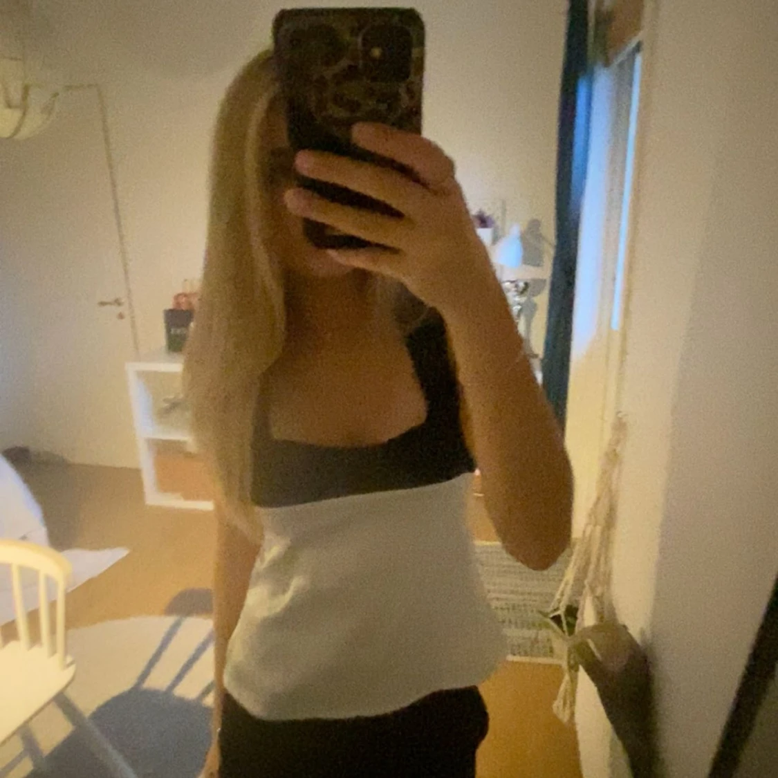 Svartvit satinlinnetopp med breda axelband - 1