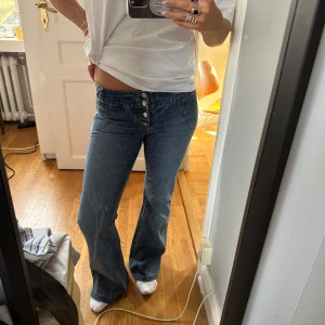 Lågmidjade jeans med knappar - Så coola jeans köpta secondhand!