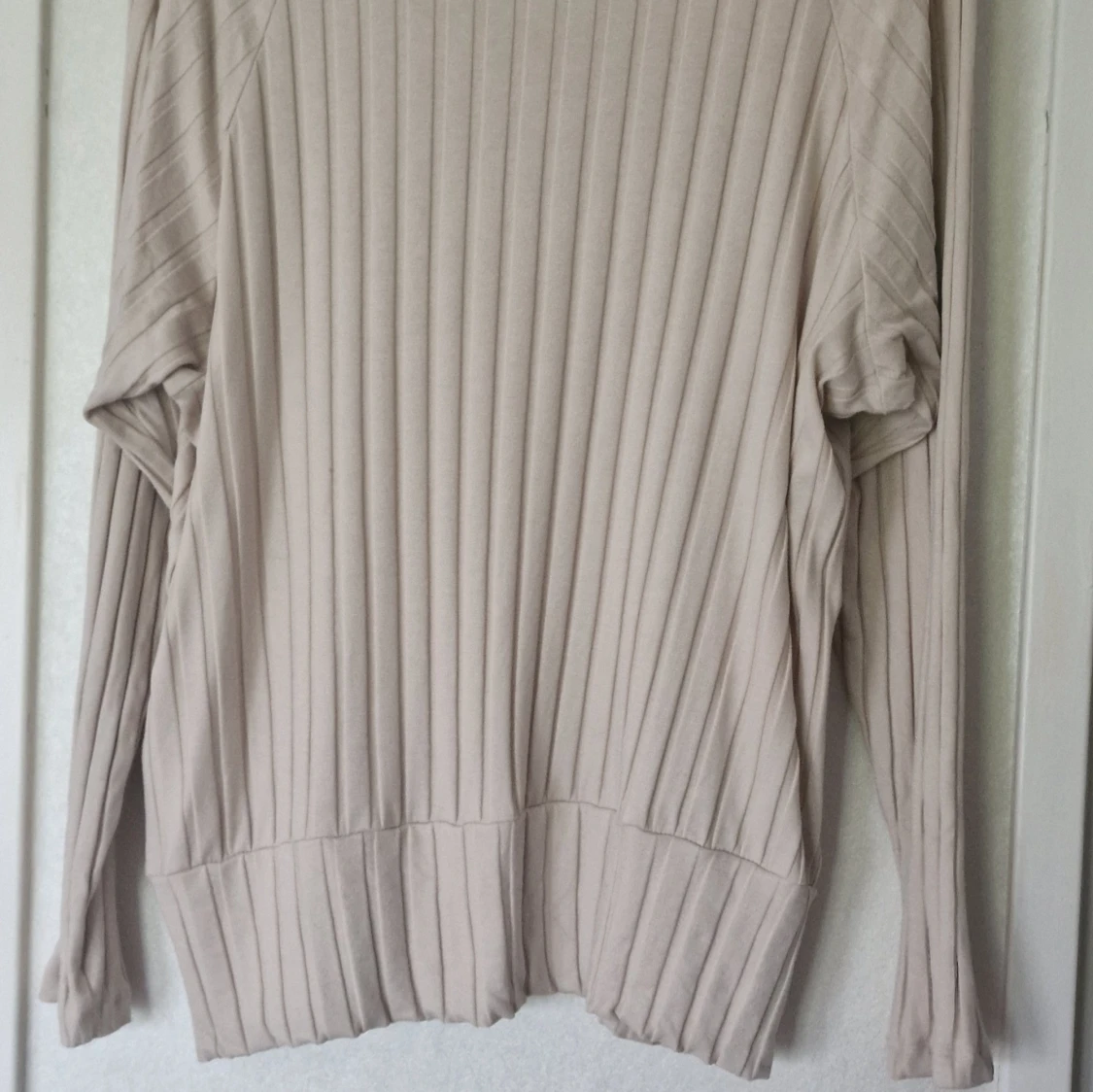 Beige ribbad tröja från Happy Holly - 1