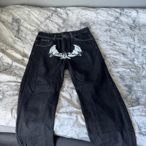 Svarta Jeans - Ett par jeans med Michael Myers tryck. Sitter löst/baggy 