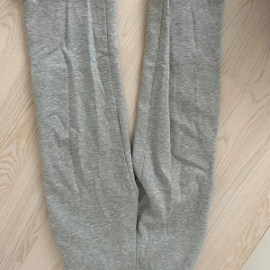 Zara mjukisbyxor  - Mjukisbyxor från Zara, raka i benen men saknar snöre dock gör de inget eftersom det finns resår som tjatar till ändå 