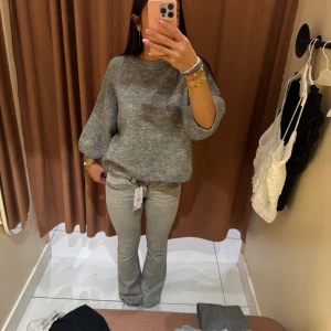 Grå bootcut jeans med låg midja - Snygga grå jeans med bootcut- låg midja från Gina Tricot. Har bara använt dom typ 5-8 gånger. Dom passar mig inte längre.