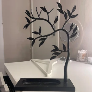 Smyckesträd i svart metall - Snyggt smyckesträd i svart metall med grenar och blad, perfekt för att hänga ringar, armband, halsband och örhängen. Modern design som gör det enkelt att organisera dina favoritsmycken på ett stilrent sätt.
