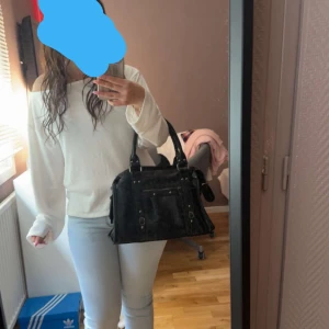 Vit tröja - Säljer denna vita tröjan från nelly, köptes i juni knappt använd men lite nopprig och har en pytteliten fläck, fråga för bilder. Nypris 350