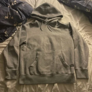 Grå hoodie från Jack & Jones - Grå hoodie från Jack and Jones. Använd ett fåtal gånger. Men inga defekter. Passar perfekt på er som har storlek S och XS. Hör av dig vid frågor😁