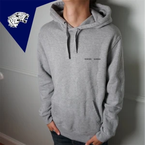 SAMSØE SAMSØE HOODIE  - Fet Samsøe samsøe hoodie  | Skick: 8/10 (se bild 3) går säkert bort i tvätten | Strl: M | Modellen är 182cm lång | Hör av dig om du undrar någonting!
