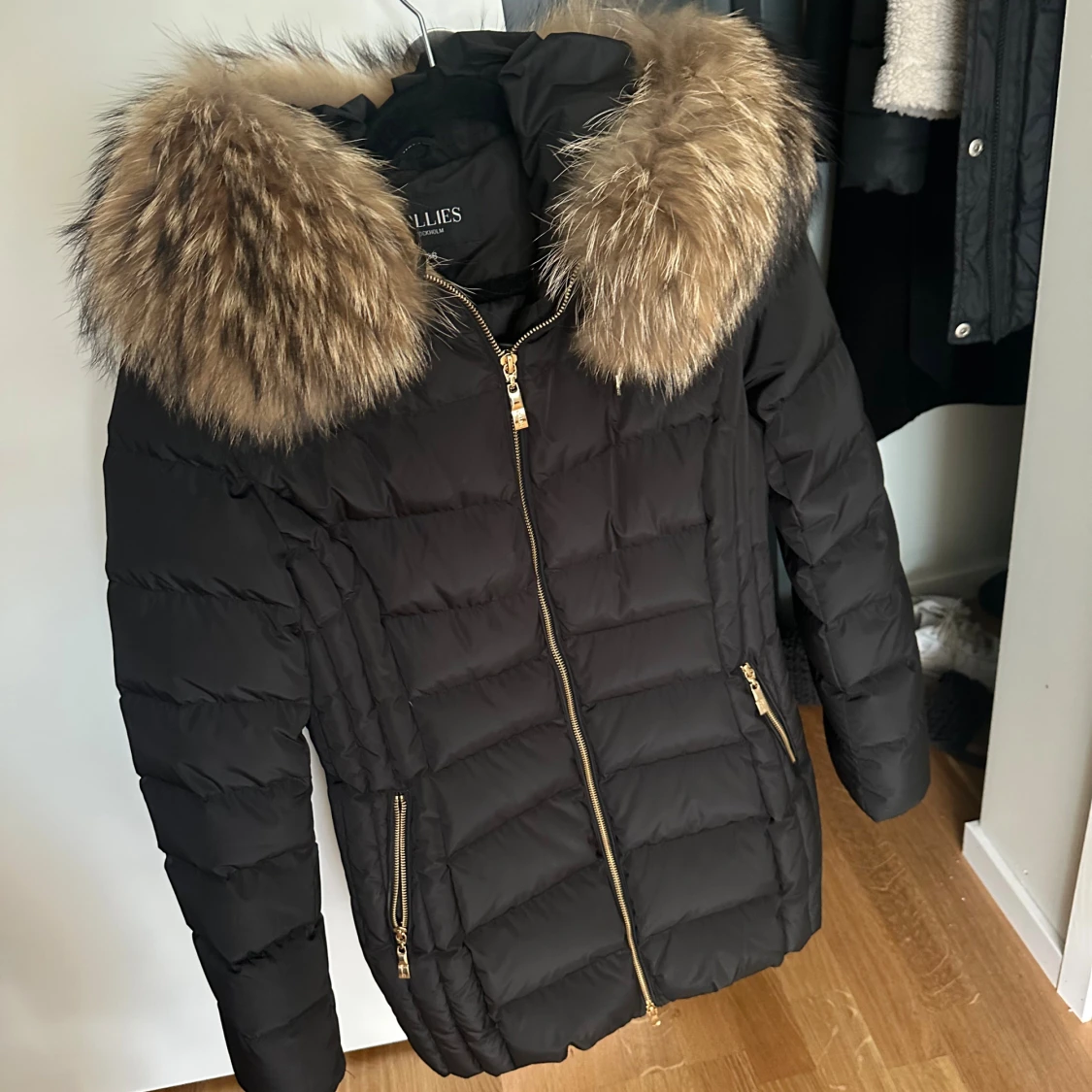 Svart pufferjacka Hollies med äktapäls