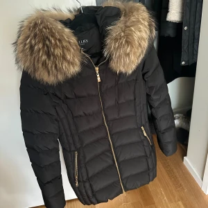 Svart pufferjacka Hollies med äktapäls - Hollies jacka storlek 36. Nypris 3395:-                               Knappt använd väldigt fint skick.                                                  Snabb affär prioriteras 