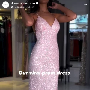 Balklänning  - Rosa paljett balklänning köpt från dressroomstudio. Endast använd en gång på min studentbal! Klänningen är i bra skick, har endast blivit lite smutsig/sliten i släpet då de släpar i marken. Klänningen är uppsydd hos skräddare  då den var alldeles för lång, jag är 163 cm och har en 7 cm klack. Storleken på klänningen är 30, skulle säga en xs eller xxs.  Klänningen är köpt för 5000 kr💕