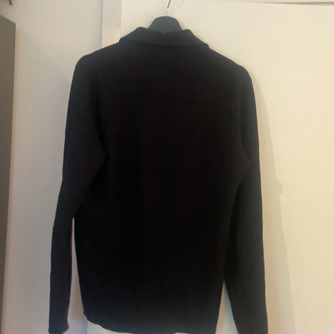 Svart kofta med dragkedja från Samsøe - 2