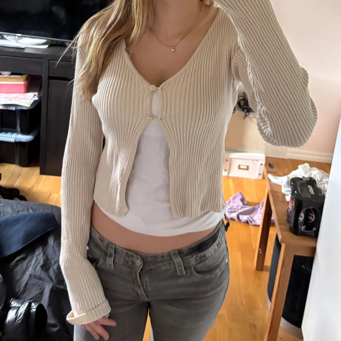 Beige ribbad kofta med knappar