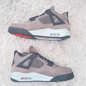 Nike Air Jordan 4 Taupe Haze sneakers - Nike Air Jordan 4 Taupe Haze sneakers helt nya stilrena jordans som inte använts, priset går att diskuteras
