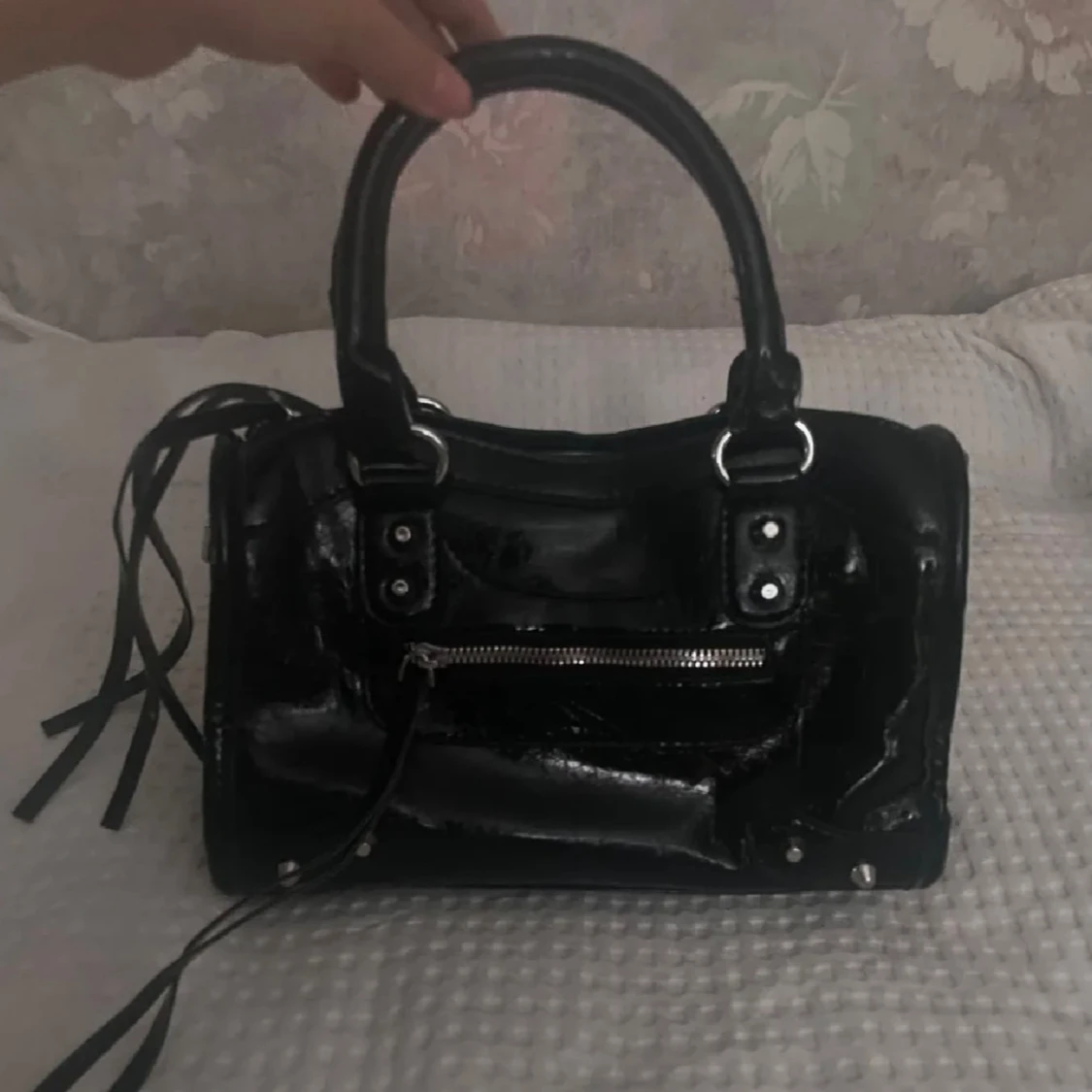 Svart handväska med dragkedja och nitar - 1