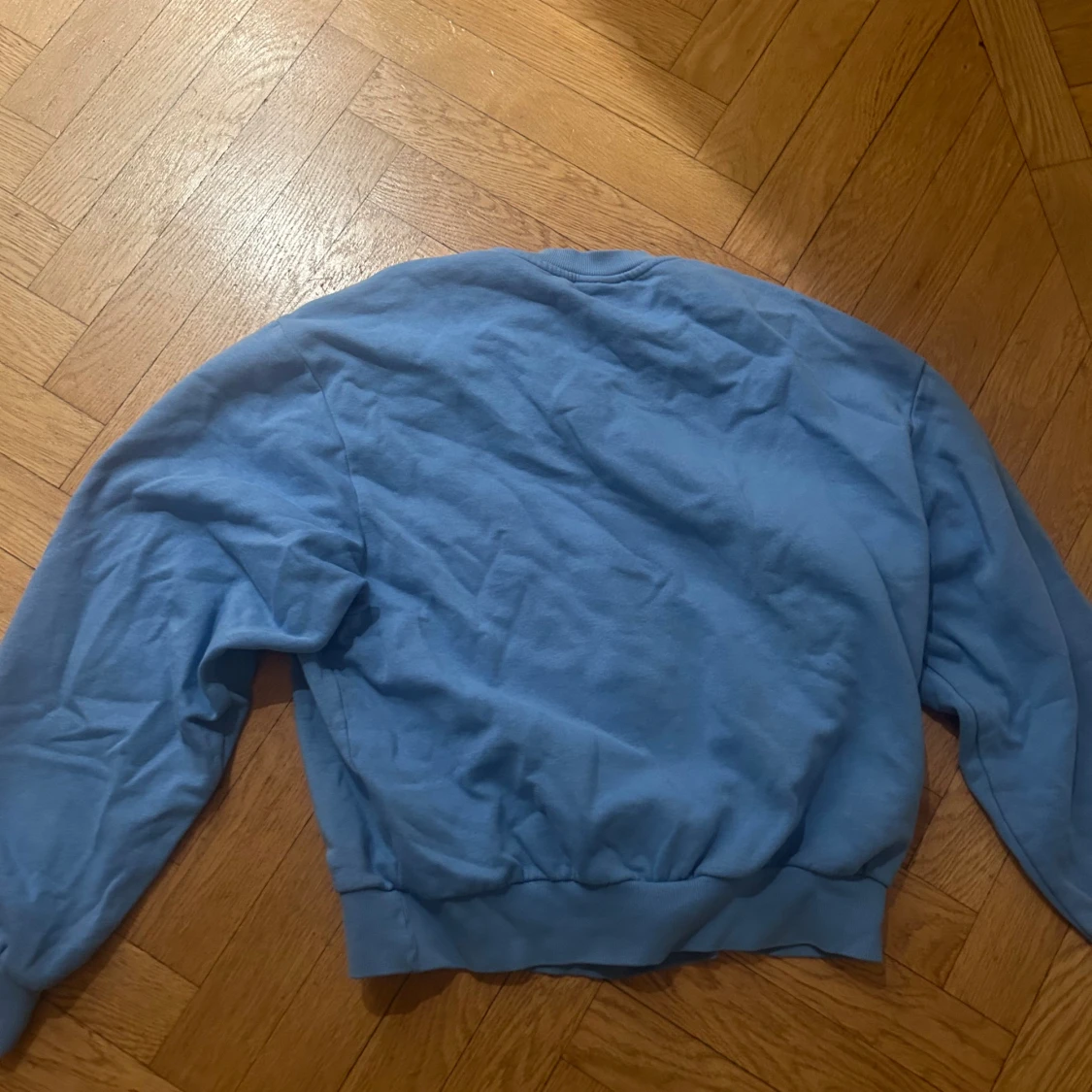 Blå sweatshirt från Basically Basic