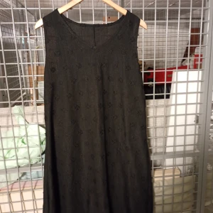 Svart ärmlös långklänning 2XL - Svart långklänning i storlek 2XL med diskret mönster och rund hals. Klänningen är ärmlös och har en rak, loose passform. Materialet är 95% polyester och 5% spandex vilket gör den mjuk och följsam. Perfekt för dig som gillar enkel och stilren design.