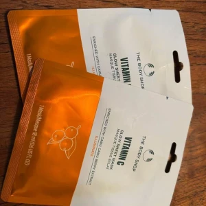 Vitamin C Glow Sheet Mask från The Body Shop - Glow Sheet Mask med vitamin C från The Body Shop, berikad med camu camu berry-extrakt. Perfekt för att ge huden extra lyster och fräsch känsla.