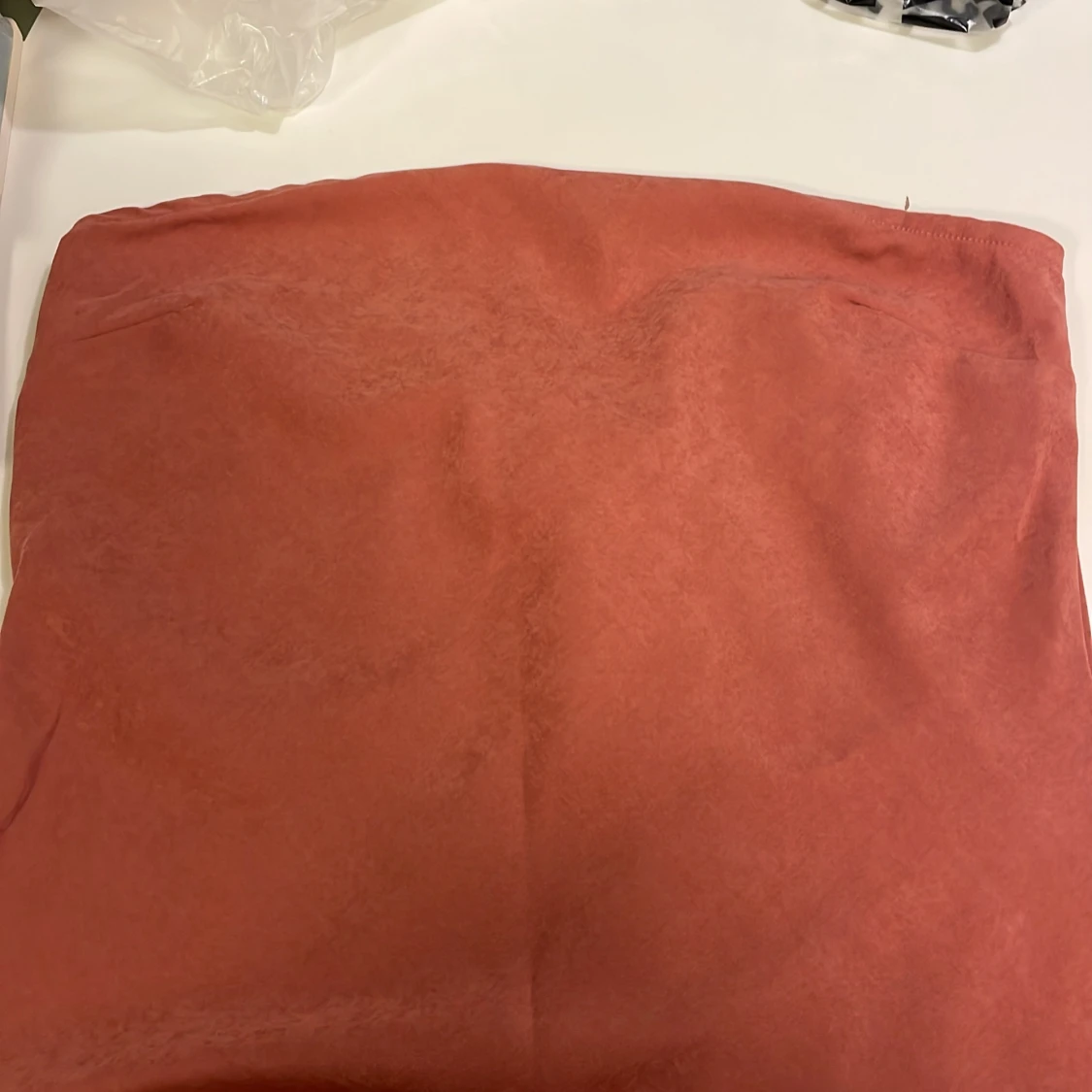 Rostfärgad midiklänning med bandeau-ringning - 2