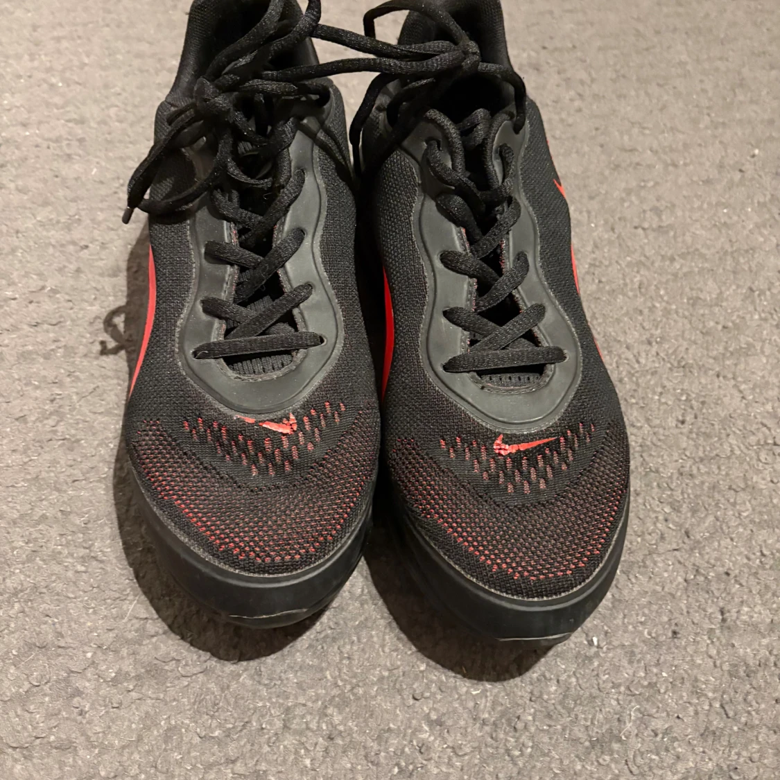 Svarta och röda Nike sneakers - 1