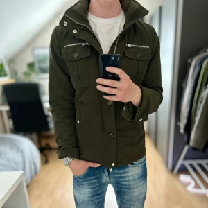 J Lindeberg bailey field jacket  - Säljer denna riktigt feta j Lindeberg field jacketen!⭐️Skick : 9,5/10!🙌Storlek M passar också S!⭐️NYPRIS = 4000kr! Hör gärna av er om ni har funderingar!👍