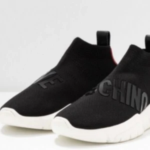  Love Moschino skor  - Säljer ett par svarta sneakers från Love Moschino. Kontakta mig för bild på dem ☺️