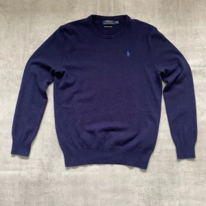 Blå Polo Ralph Lauren Kashmirtröja  - Säljer en fet Kashmir tröja  från Polo Ralph Lauren  | skicket på tröjan är 8/10 väldigt bra | storlek s | ny pris 5000: mitt pris är 999 | skriv vid frågor och funderingar  