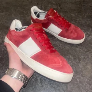 Valentino flycrew sneakers - Snygga Valentino flycrew sneakers i rött mocka med vita detaljer och platt sula. Skorna har rund tå, röda skosnören och en vit panel på sidan. Perfekt för dig som vill sticka ut med ett lyxigt utseende.