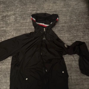 Svart vindjacka - Snygg fin svart vind jacka 