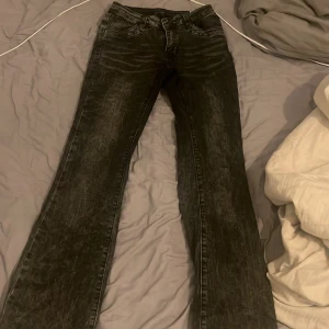 Svarta bootcut jeans från Shein XS - Snygga svarta bootcut jeans från Shein i storlek XS. Jeansen har klassisk femficksdesign, svarta sömmar och en lätt tvättad look. Passformen är normal med bootcut-ben som ger en schysst siluett. Perfekt för dig som gillar en trendig och avslappnad stil. Väldigt sköna jeans.