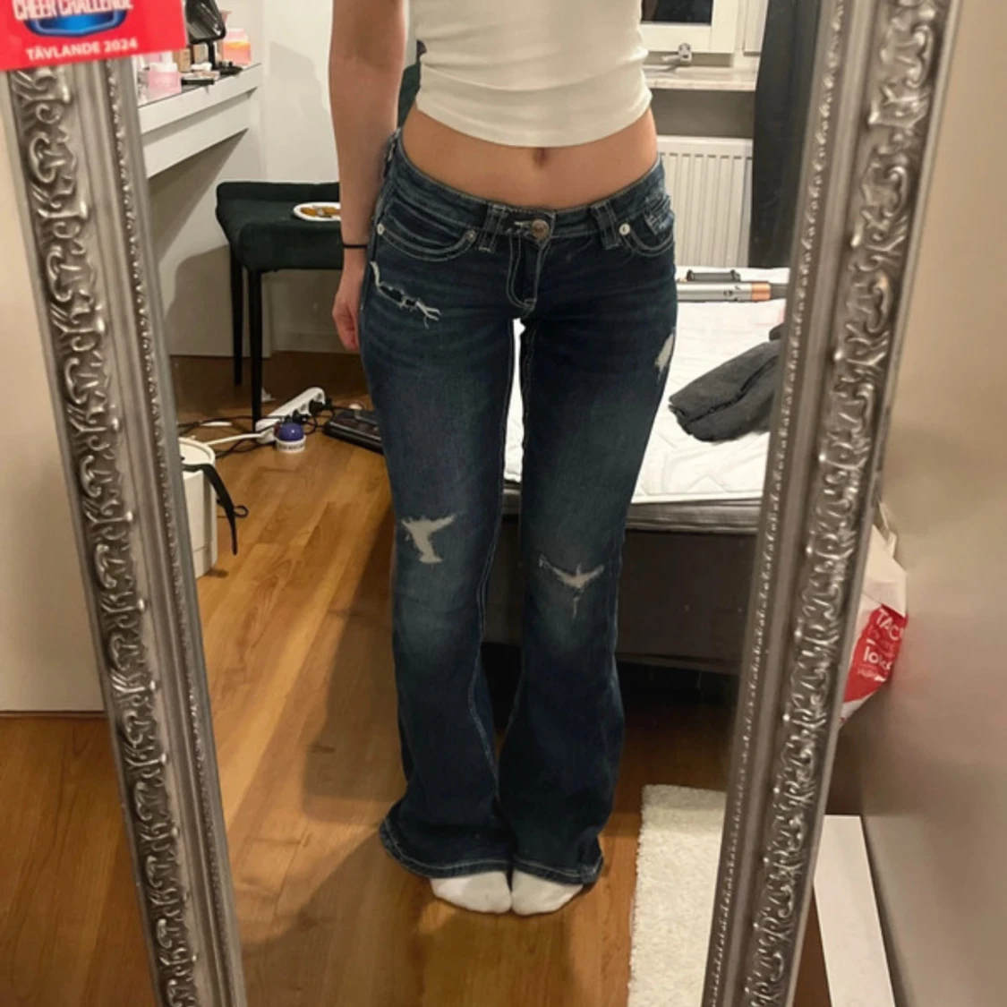 Blå bootcut jeans med broderade fickor