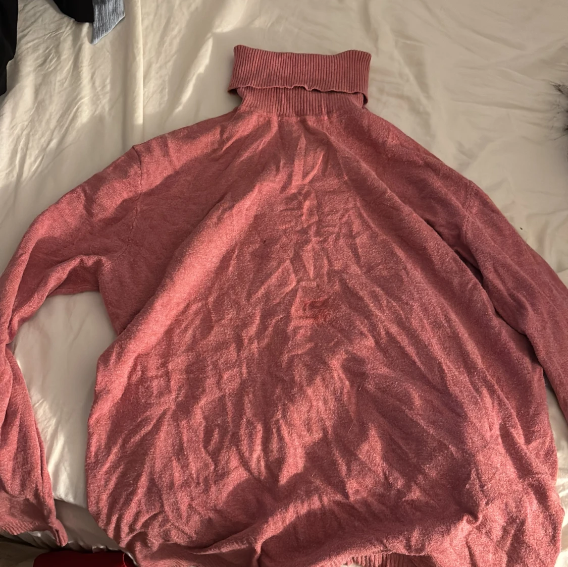 Rosa polotröja med ribbad krage