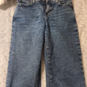 Blå raka jeans från Pieces W26 L32 - Säljer ett par klassiska blå jeans från Pieces i rak modell. Jeansen har normal passform, fickor och dragkedja med knapp. Materialet är jeans och färgen är en snygg mellanblå ton. Perfekt till sneakers eller boots.