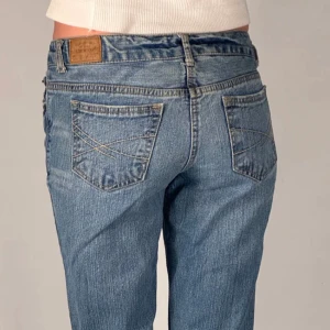 Blå bootcut jeans  - Snygga blå jeans från Aeropostale med bootcut passform. Jeansen har fina detaljer på bakfickan. Midjemått tvärs över 36 cm, innebenslängd 81 cm och midjehöjd 18 cm. Tryck gärna inte på köp nu, utan skriv om du är intresserad 💞 står inte storlek men är bra längd på mig som är 169cm! 