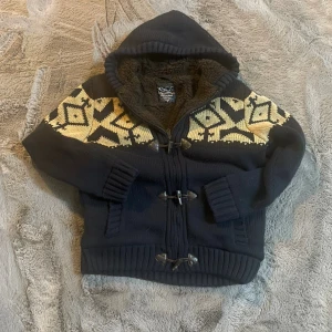 Cardigan/kofta  - Cardigan/kofta i storlek M. Tjock och varm och även väldigt bekväm. Stickat på utsidan och typ som foder på insidan. Även väldigt sparsamt använd.