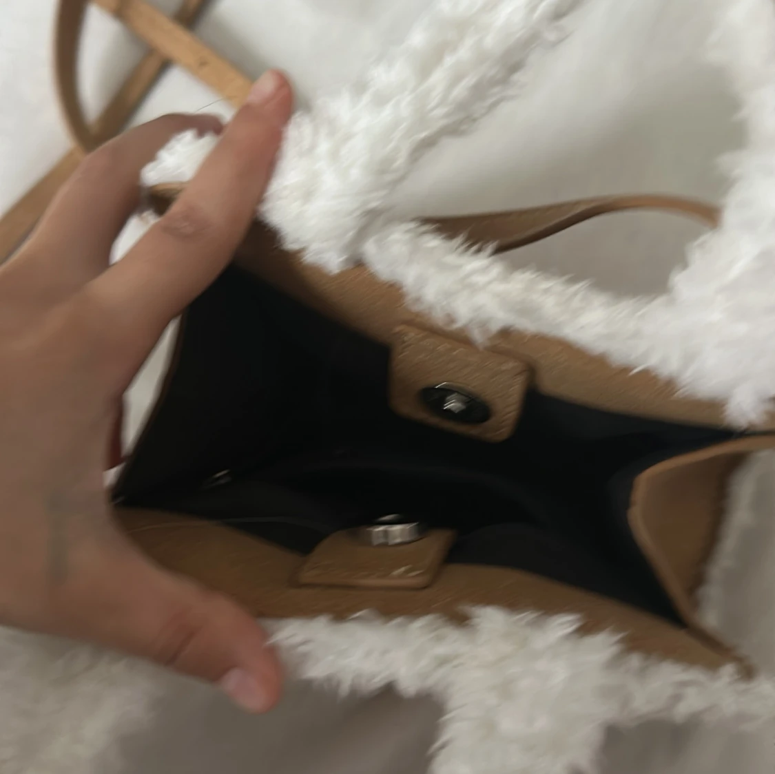 Beige axelväska med fuskpälsdetaljer - 2