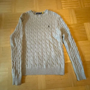 Ralph Lauren knit - Bara använd en gång då den inte riktigt passade. Storlek S men passar M. Fint skick.