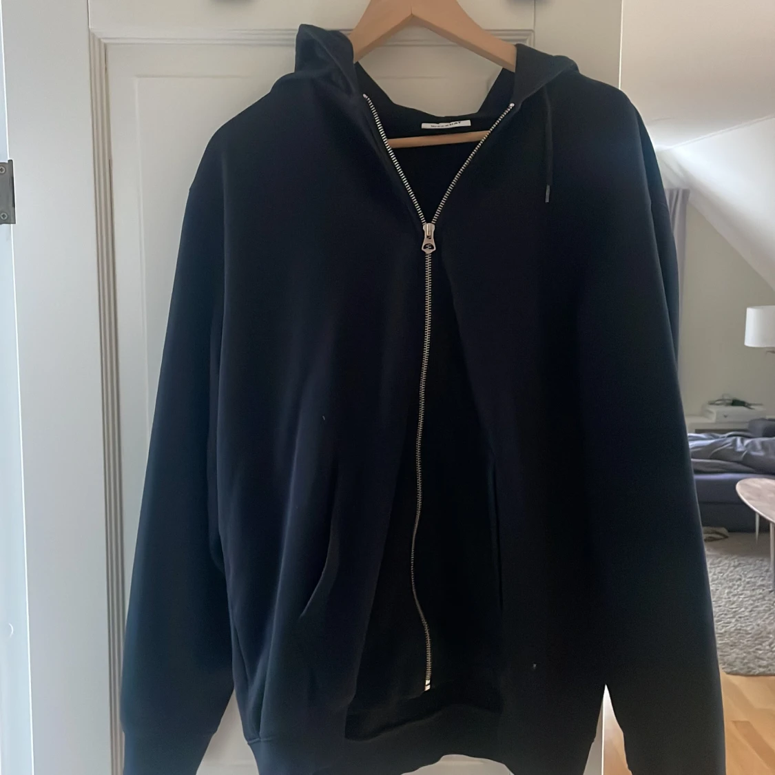 Svart hoodie från Weekday med dragkedja