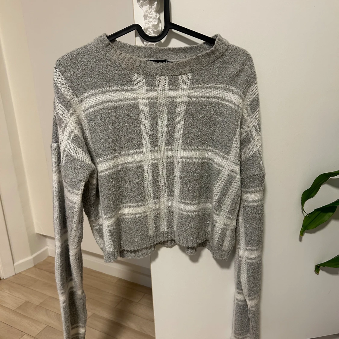 Grå croppad rutig stickad tröja