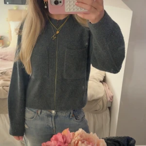  Stickad kofta -  jätte populär och snygg kofta från other stories, helt slutsåld ❣️ Den är noppig från början i materialet❣️❣️ Nypris 800kr