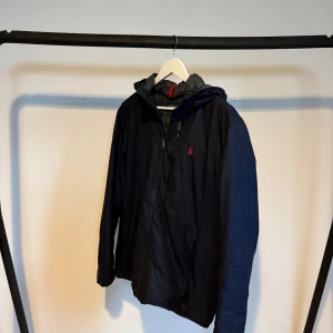 Polo Ralph Lauren Jacka - En schysst vindjacka från Ralph Lauren, med ett nypris mellan 3000-4200kr💫