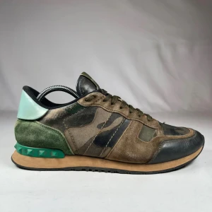 Valentino Garavani Rockrunner sneakers - Snygga Valentino Garavani Rockrunner sneakers i camouflage-mönster med gröna, bruna och svarta toner.  Säljer p.g.a skorna inte passar längre. Pris kan diskuteras!