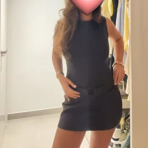 Brun ärmlös kortklänning med bälte - Väldigt populär och efterfrågad brun Zara klänning med lågmidjat insytt bälte som passar till allt när man vill vara extra snygg!  NY MED PRIS LAPP! Pris går absolut att diskutera 💕