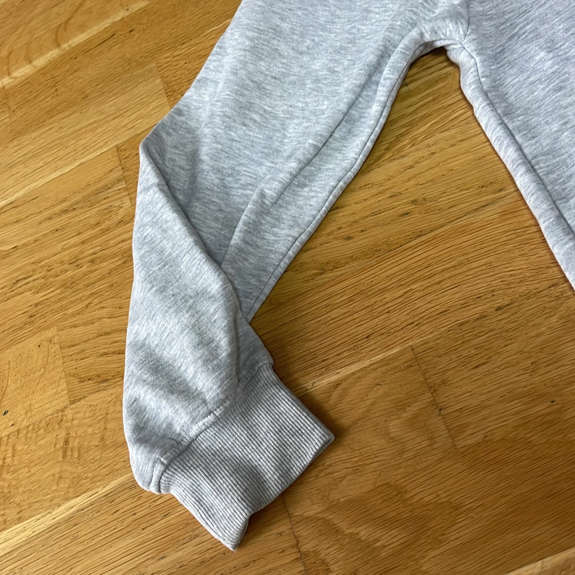 Grå sweatshirt med CHICAGO-tryck - 2