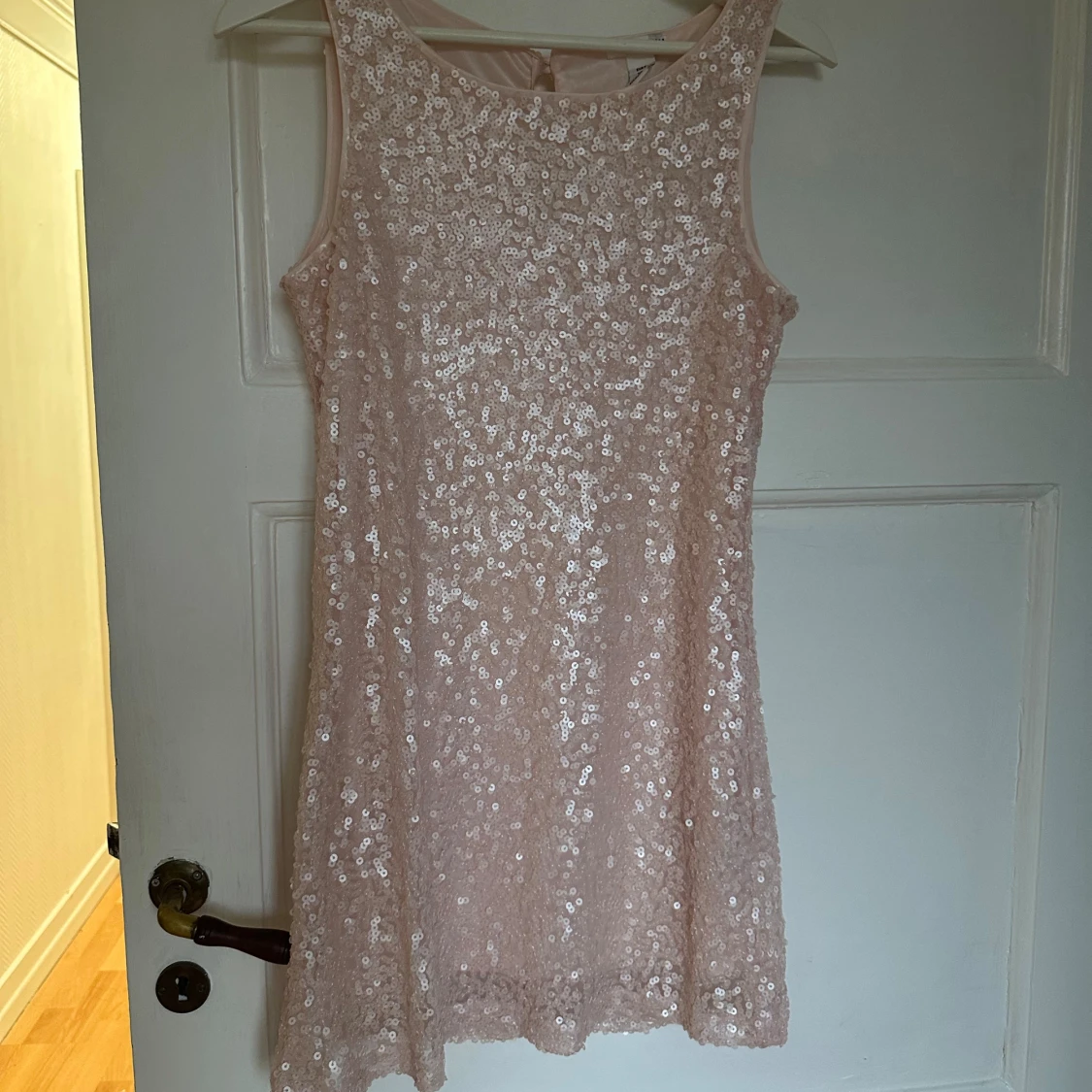 Ljusrosa paljettklänning från H&M